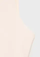 Vestido midi de tejido de punto fino, con diseño recto, cuello barco y sin mangas. Presenta una abertura lateral en el bajo.