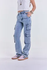 Pantalón cargo de denim celeste con bolsillos laterales con fuelle y cierre de botón.