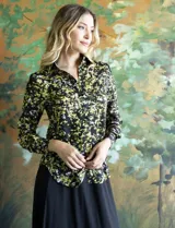 Camisa de gasa estampada marca Tahari, con cuello con solapa y abertura central con botones.