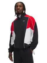 Campera deportiva Under Armour para hombre, de corte holgado, con cierre frontal de medio largo, cuello alto y mangas largas. Diseño color block en negro, rojo y blanco con logo bordado en el pecho.