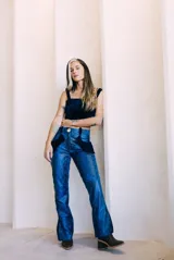Pantalón de tiro medio confeccionado en cuero con estampado de serpiente, de corte recto levemente entallado y con bolsillos delanteros aplicados.