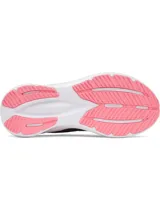 Championes de running Under Armour modelo Assert 11, color negro con detalles en rosado y suela blanca. Presentan parte superior de malla transpirable con revestimientos de cuero, amortiguación Charged+ en la mediasuela y suela de goma resistente.