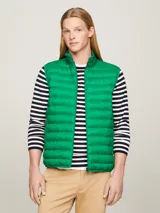 Chaleco verde acolchado con cierre de cremallera, cuello alto y logo de Tommy Hilfiger bordado en el pecho.