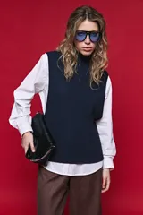Chaleco de punto liviano color azul marino, con cuello alto y diseño sin mangas de silueta relajada.