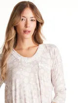 Camisón de tejido soft color beige con estampado floral sutil, escote redondo con detalle de puntilla crochet y bolsillo frontal con borde de crochet. Posee mangas tres cuartos y corte recto.