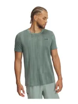Remera deportiva Under Armour de la línea Vanish, diseñada con tecnología sin costuras para reducir la fricción. Presenta un tejido de punto suave con patrón texturizado sutil, ventilación estratégica para mayor transpirabilidad y material elástico en cuatro direcciones que absorbe el sudor y se seca rápidamente.
