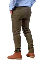 Pantalón de vestir color verde oliva, de corte recto, con bolsillos laterales y traseros.