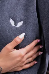 Buzo color piel con capucha y corte holgado.