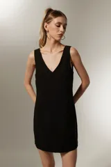 Vestido mini negro de viscosa, al cuerpo y cuello en V.