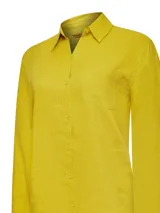 Blusa de manga larga confeccionada en lino orgánico, con cuello camisero, cierre frontal de botones y bolsillo en el pecho. Presenta un calce regular y diseño clásico.