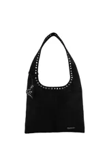 Cartera tipo hobo de Las Oreiro, color bordó, con detalle de tachas metálicas en el borde superior y en la correa. Incluye un dije colgante en forma de corazón con tachas y logo de la marca grabado en la parte inferior.