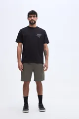 Remera negra de algodón con calce clásico y estampa pequeña en el pecho.