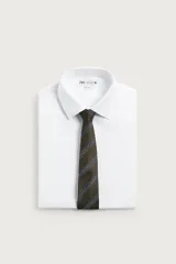 Corbata ancha confeccionada en tejido de seda, color verde oliva con rayas diagonales en azul marino y blanco.