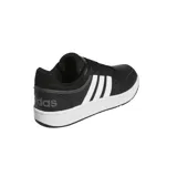 Championes Adidas Hoops 3.0 Low de estilo urbano, color negro con las tres bandas características en blanco y suela de goma blanca. Presentan un diseño de corte bajo con cierre de cordones y logo de la marca en el talón y la entresuela.
