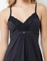 Chemise negra con breteles finos regulables y apliques de encaje en escote y ruedo.