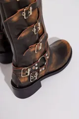 Botas de cuero negro de caña alta con múltiples correas con hebillas plateadas y suela de goma.