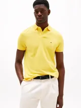 Chomba amarilla de Tommy Hilfiger, corte regular, con cuello tipo chomba, cartera de dos botones, logo bordado en el pecho y confeccionada en mezcla de algodón y elastano.