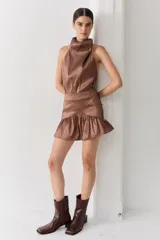 Top halter color marrón brillante, con cuello alto drapeado y espalda media baja.