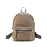 Mochila de nailon color rosado, con bolsillo frontal con cierre y detalles en símil cuero. Cuenta con amplia capacidad interior, asas de mano, correas regulables y un bolsillo trasero vertical.