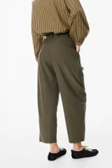 Pantalón de corte sastrero color marrón, con diseño de pinzas en la cintura, cierre frontal con botón y corte recto holgado.