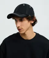 Gorra negra de sarga con visera curva y costuras pespunteadas en contraste de color blanco.
