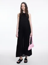 Vestido largo negro de lino, con cuello camisero, escote halter y espalda descubierta con ajuste regulable. Presenta bordado tipo pespunte en contraste sobre el cuello.