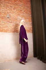 Pantalón de tiro medio confeccionado en terciopelo azul, con corte amplio tipo oxford y cintura elástica.