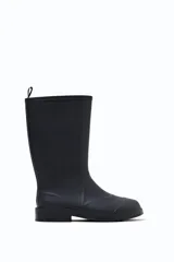 Bota de lluvia de caña media, color negro, con diseño minimalista y suela plana.