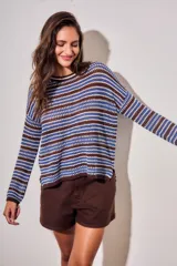 Sweater de punto con diseño de rayas horizontales en tonos ocre, marrón y crudo. Presenta cuello redondo, mangas largas y puños acanalados.