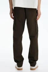 Pantalón cargo slim fit marrón, con cintura elástica ajustable mediante cordón, bolsillos laterales con solapa y costuras decorativas en las rodillas.
