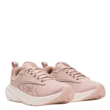 Championes Under Armour modelo W Surge 5, color rosado con suela blanca, diseñados para running y entrenamiento. Presentan capellada de malla transpirable con refuerzos sintéticos y sistema de cordones.