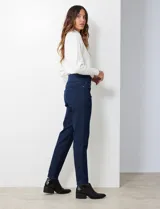 Jegging blanco de algodón elastizado con pretina ancha elastizada, bolsillos delanteros simulados y bolsillos traseros aplicados.
