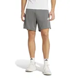 Short deportivo gris de Adidas, con logo blanco estampado en el muslo izquierdo. Confeccionado en tejido de poliéster reciclado con tecnología AEROREADY, cintura elástica con cordón ajustable, bolsillos con cierre y aberturas laterales en el dobladillo.
