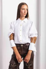Camisa color beige de lino con mangas abuchonadas y detalle calado en ellas.