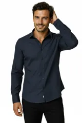 Camisa blanca de algodón, de corte slim fit, con cuello camisero, manga larga y cierre frontal de botones.