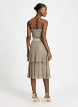 Pollera midi plisada color beige con lurex dorado, cintura elastizada y corte evasé.