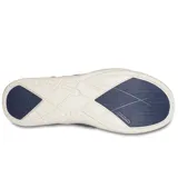 Mocasines Crocs Walu Syn color azul marino con suela blanca y detalles en marrón. Parte superior de lona con costuras visibles y ojales metálicos.