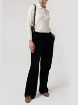 Chomba de manga larga color beige, confeccionada en piqué de algodón pima. Presenta cuello camisero clásico, tapeta con botones tono a tono y pequeño parche bordado en el pecho.