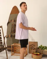 Remera oversize de algodón color lila, con estampado frontal de texto en el mismo tono.