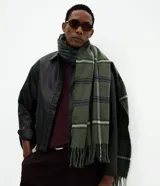 Bufanda de diseño doble faz con estampado de cuadros en tonos verdes y oscuros, terminada con flecos en los extremos.