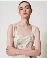 Mono largo de tejido plano con textura de lino y viscosa color crudo, con bordado posicionado en hilo a juego, escote pronunciado, corte en la cintura, pantalones de corte palazzo, bolsillos al bies, cremallera invisible en el lateral, raya planchada, forro de muselina de algodón y cinturón desmontable a juego con hebilla forrada.