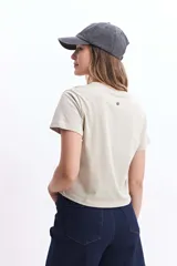 Remera de algodón color beige claro, de manga corta y cuello redondo, con un estampado lineal azul claro que representa la silueta de Venecia.