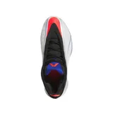Championes de básquet Adidas Anthony Edwards 2, diseño de caña baja con exterior en color blanco y negro, detalles en azul y rojo en la lengüeta, y estructura translúcida envolvente en la entresuela.