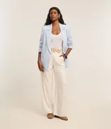Pantalón wide leg de cintura alta, confeccionado en viscolino, con trabillas, cierre tradicional y pliegues. Incluye cinturón de ráfia artificial.