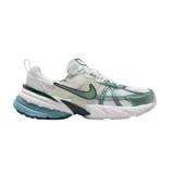 Championes Nike modelo V2K Run, con diseño retro inspirado en los años 2000. Presentan una combinación de malla blanca y detalles superpuestos en tonos verde metalizado y azul oscuro. Cuentan con una entresuela voluminosa y amortiguada, ideal para uso diario.