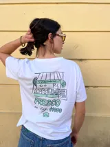 Remera blanca de manga corta con estampa gráfica en la espalda que ilustra una pescadería con el texto 'Fresco de hoy $1000'.