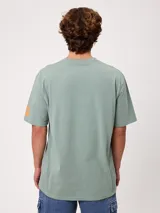 Remera holgada negra de algodón con estampa frontal y en la manga de la marca Rusty.