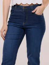 Pantalón jean tiro alto de corte recto y levemente entallado hacia los tobillos, con cinco bolsillos y dobladillo opcional en el ruedo.
