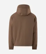 Campera utilitaria de poliéster color tostado, con capucha ajustable, cuello alto, cierre frontal con cremallera y solapa con botones a presión, y bolsillos frontales grandes con solapa.