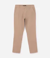 Pantalón slim de sarga lavada color marrón, con cierre de botón y cremallera, trabillas para cinturón y bolsillos laterales y traseros.